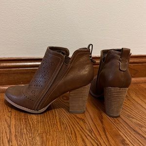 Sparkly ankle boot with design